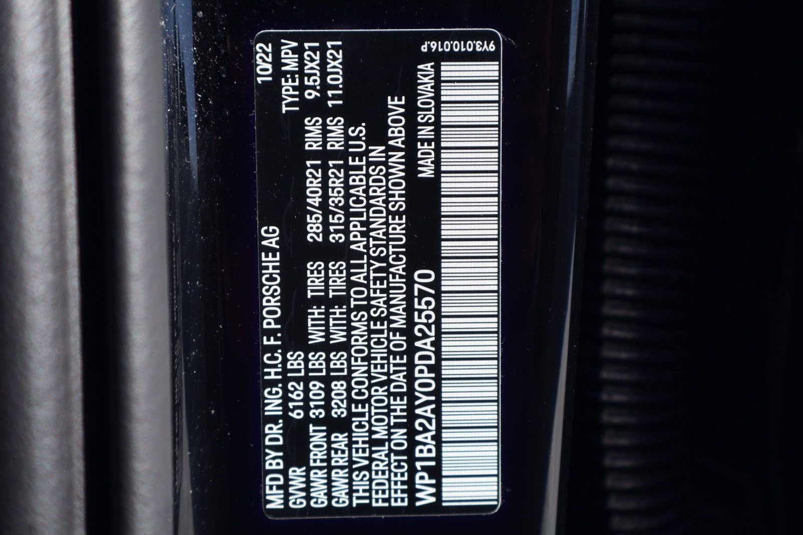 Certified 2023 Porsche Cayenne Platinum Edition image 28