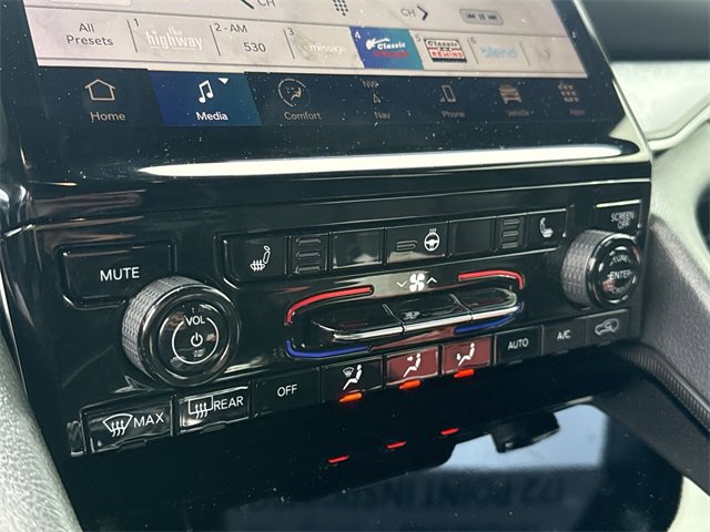 Used 2024 Jeep Grand Cherokee Limited w/ Black Appearance Package image 18