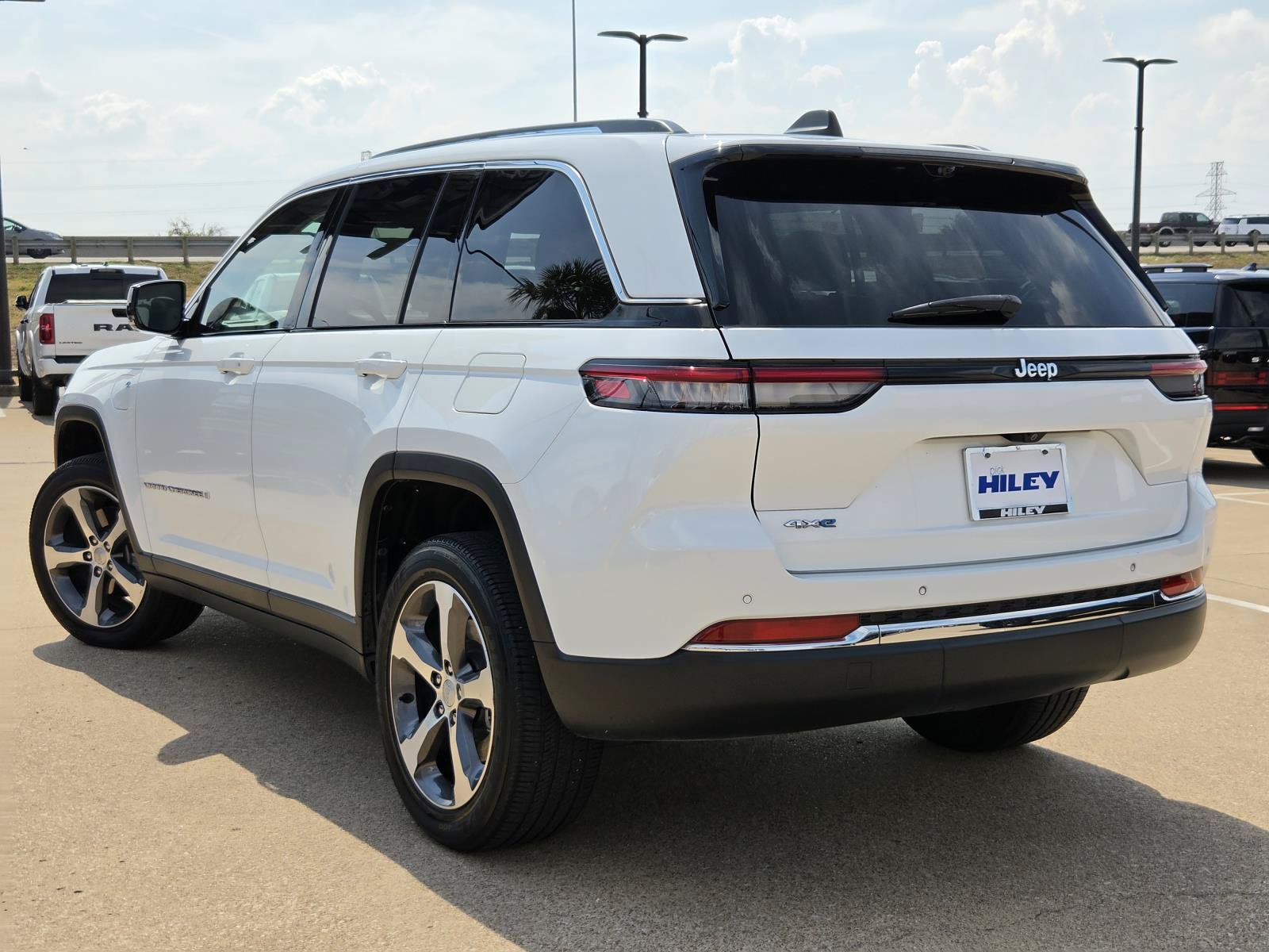 Used 2023 Jeep Grand Cherokee 4WD 4xe w/ Luxury Tech Group II image 3