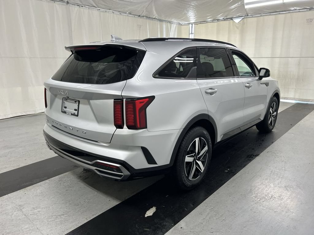 Used 2022 Kia Sorento S FWD image 2