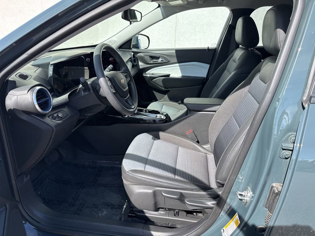Used 2025 Chevrolet Trax LT image 9