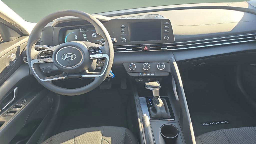 New 2026 Hyundai Elantra SE FWD image 18