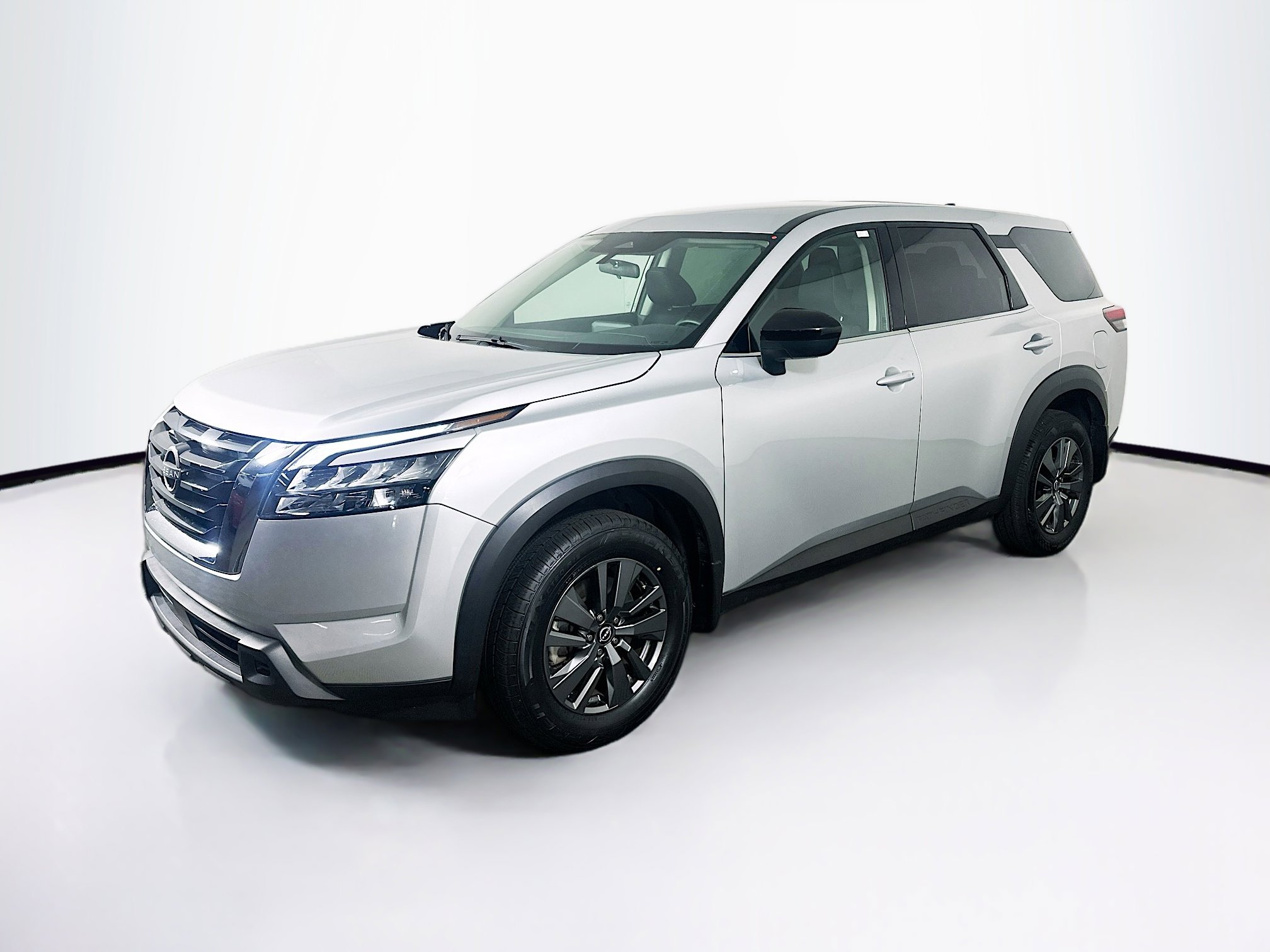 Used 2024 Nissan Pathfinder S image 3