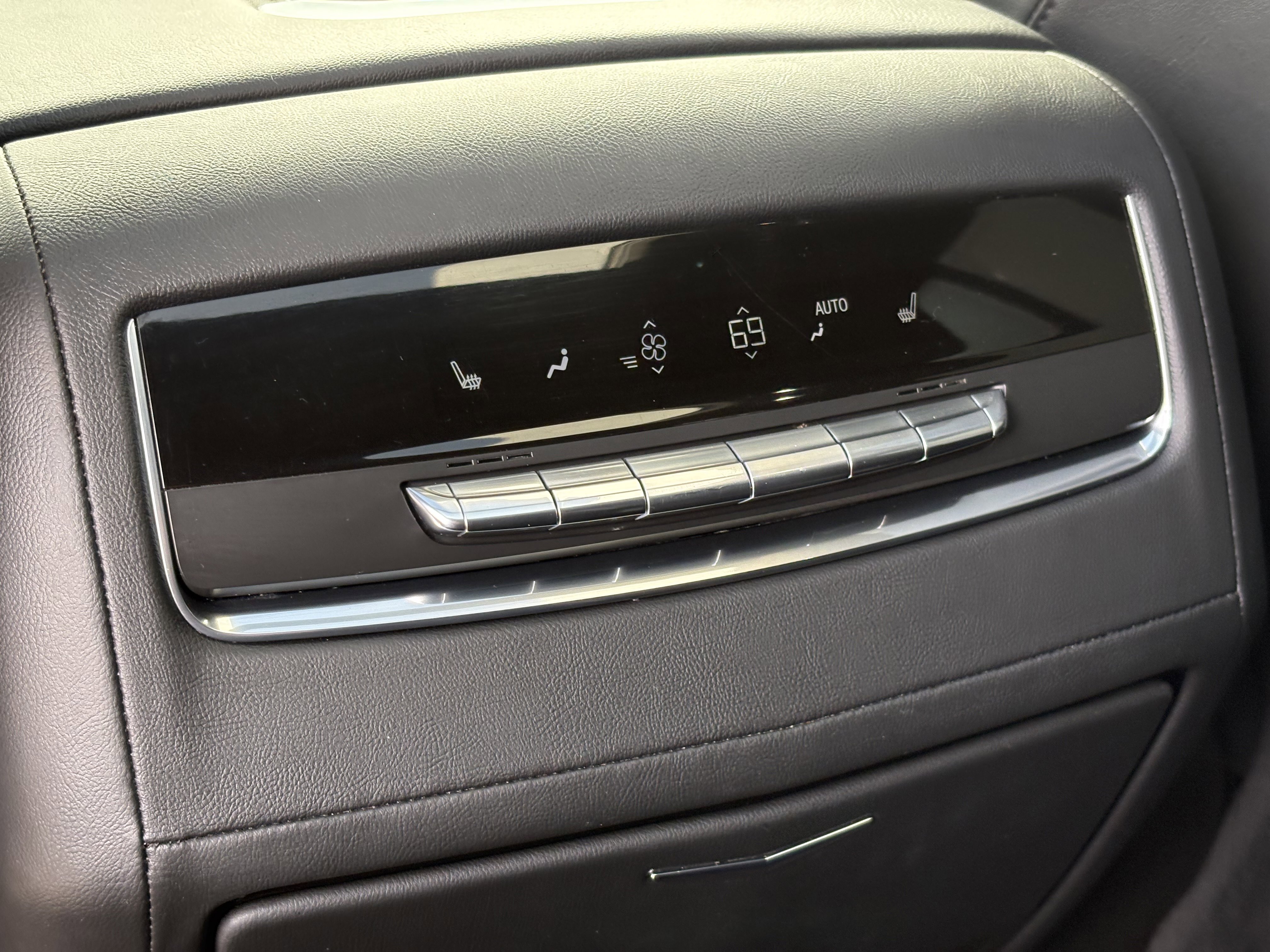 Used 2022 Cadillac Escalade Premium Luxury image 15