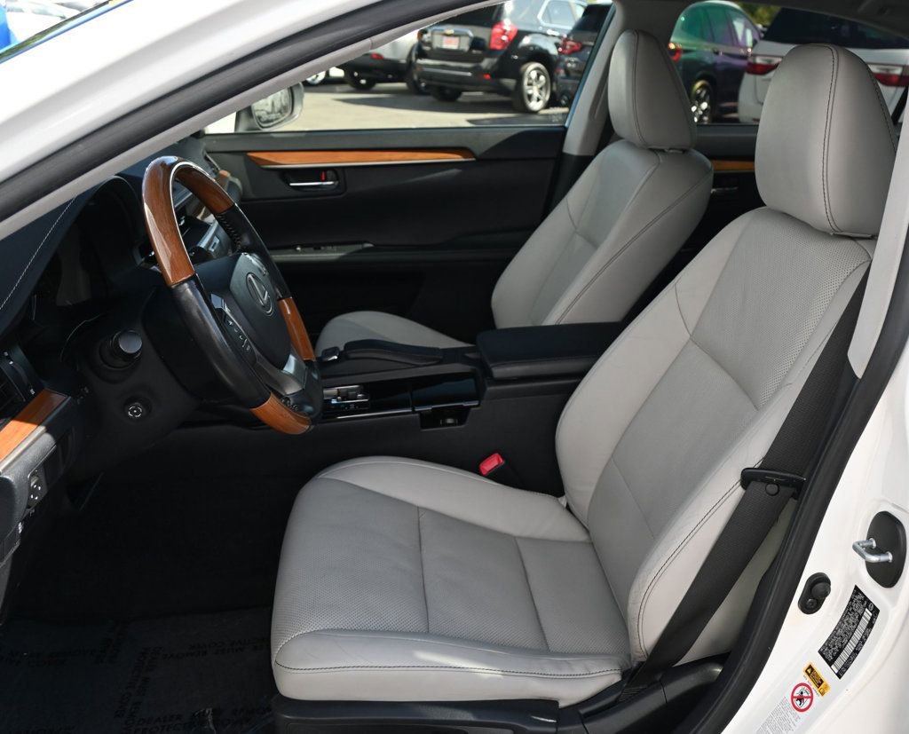 Used 2015 Lexus ES 300h 4dr Sedan Hybrid w/ Navigation System Package image 14