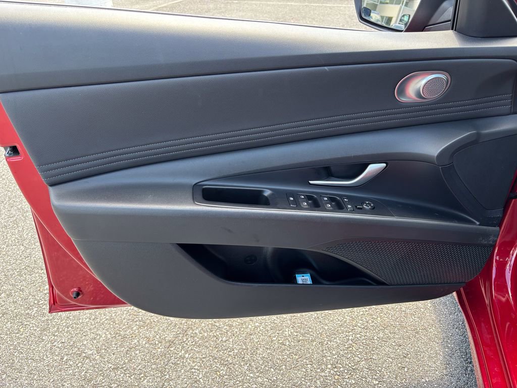 Used 2025 Hyundai Elantra SEL FWD image 15