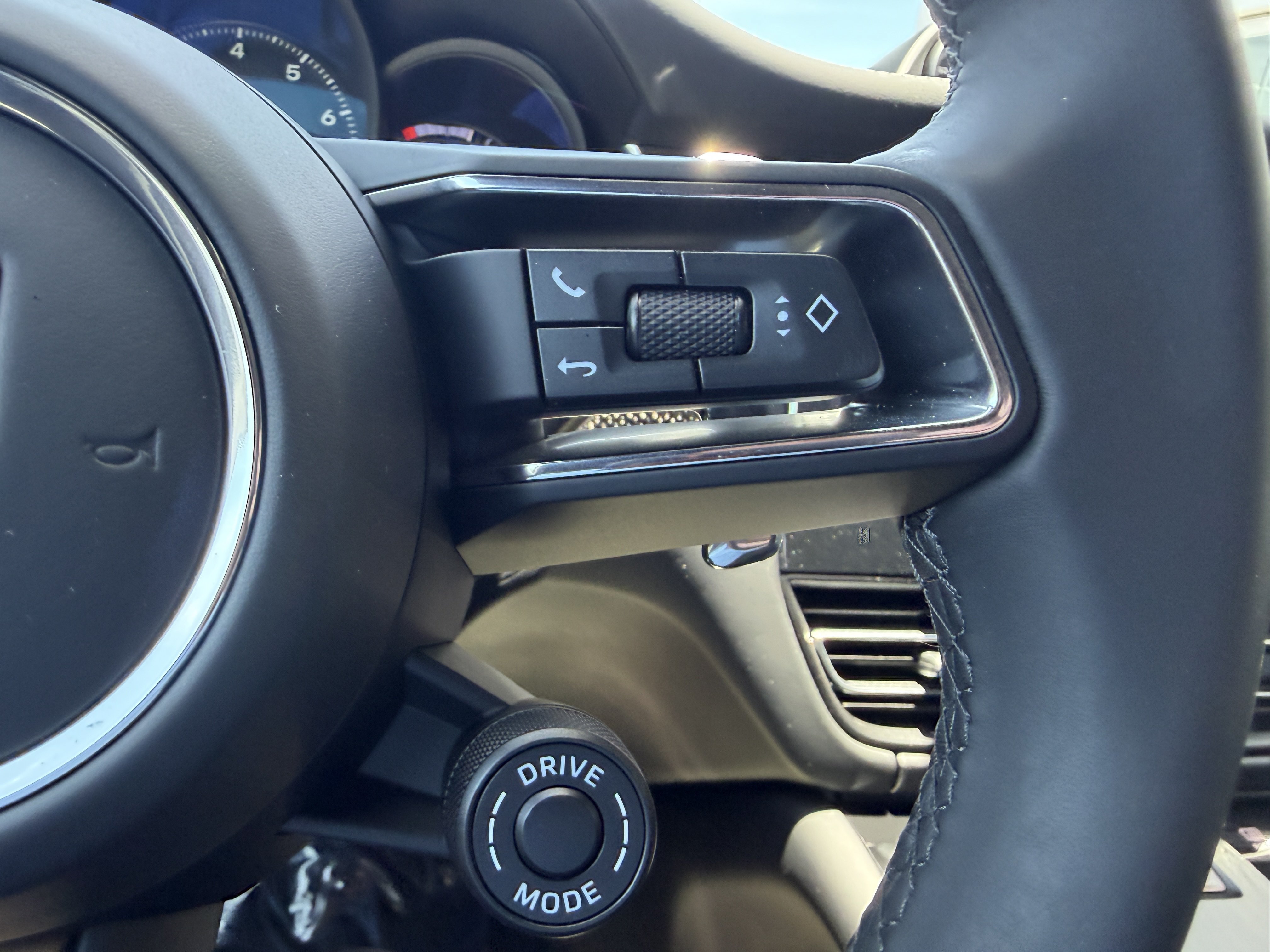 Certified 2025 Porsche Macan GTS AWD/4WD image 34