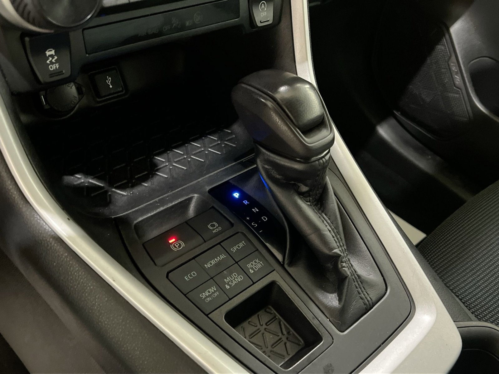 Used 2022 Toyota RAV4 LE image 19