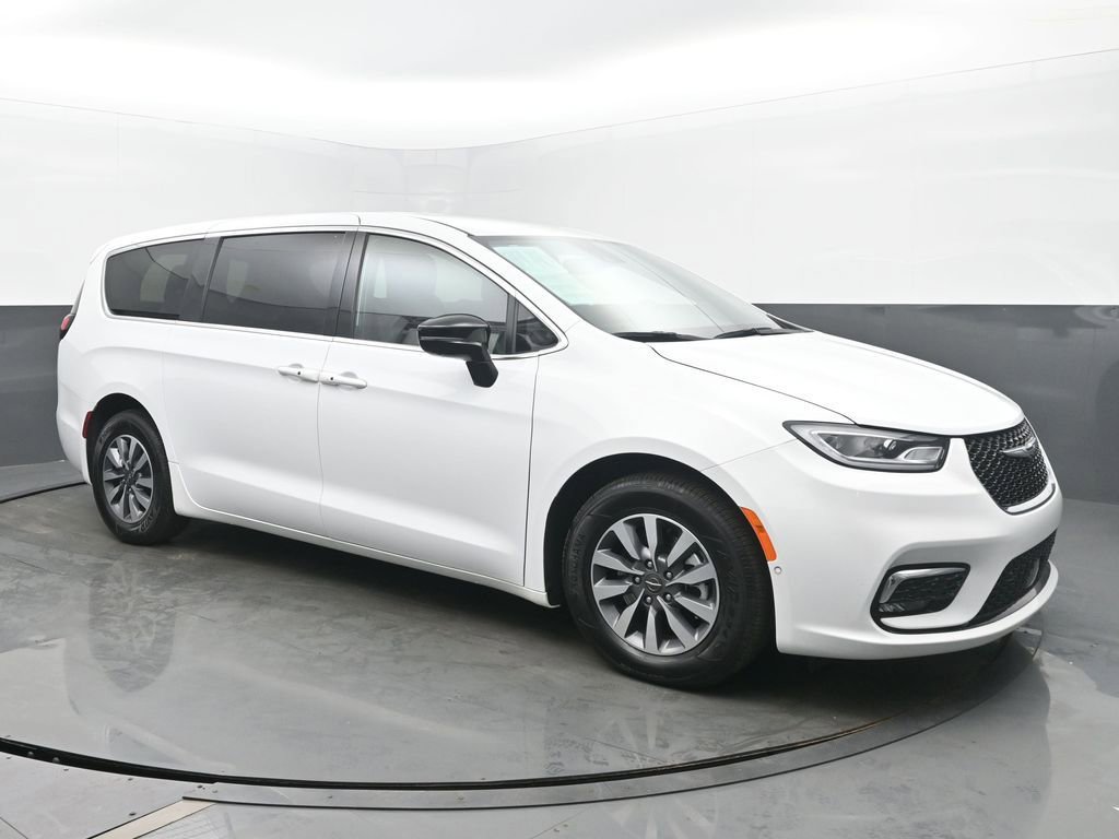 Used 2025 Chrysler Pacifica Select w/ Uconnect Theater Family Group image 7