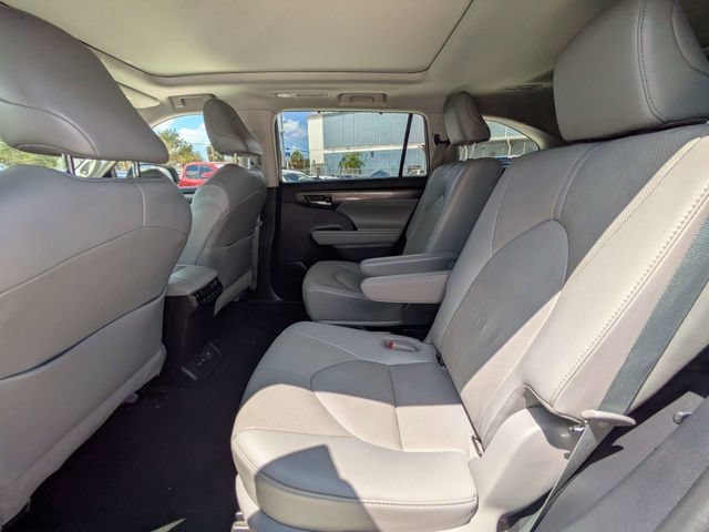 Used 2021 Toyota Highlander Platinum FWD image 12