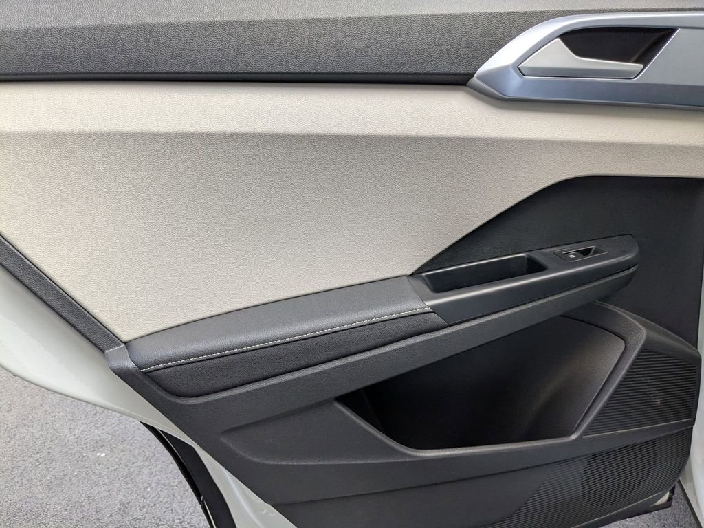 Used 2025 Volkswagen Taos SE image 25