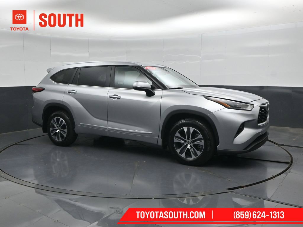 Used 2023 Toyota Highlander XLE AWD/4WD image 1