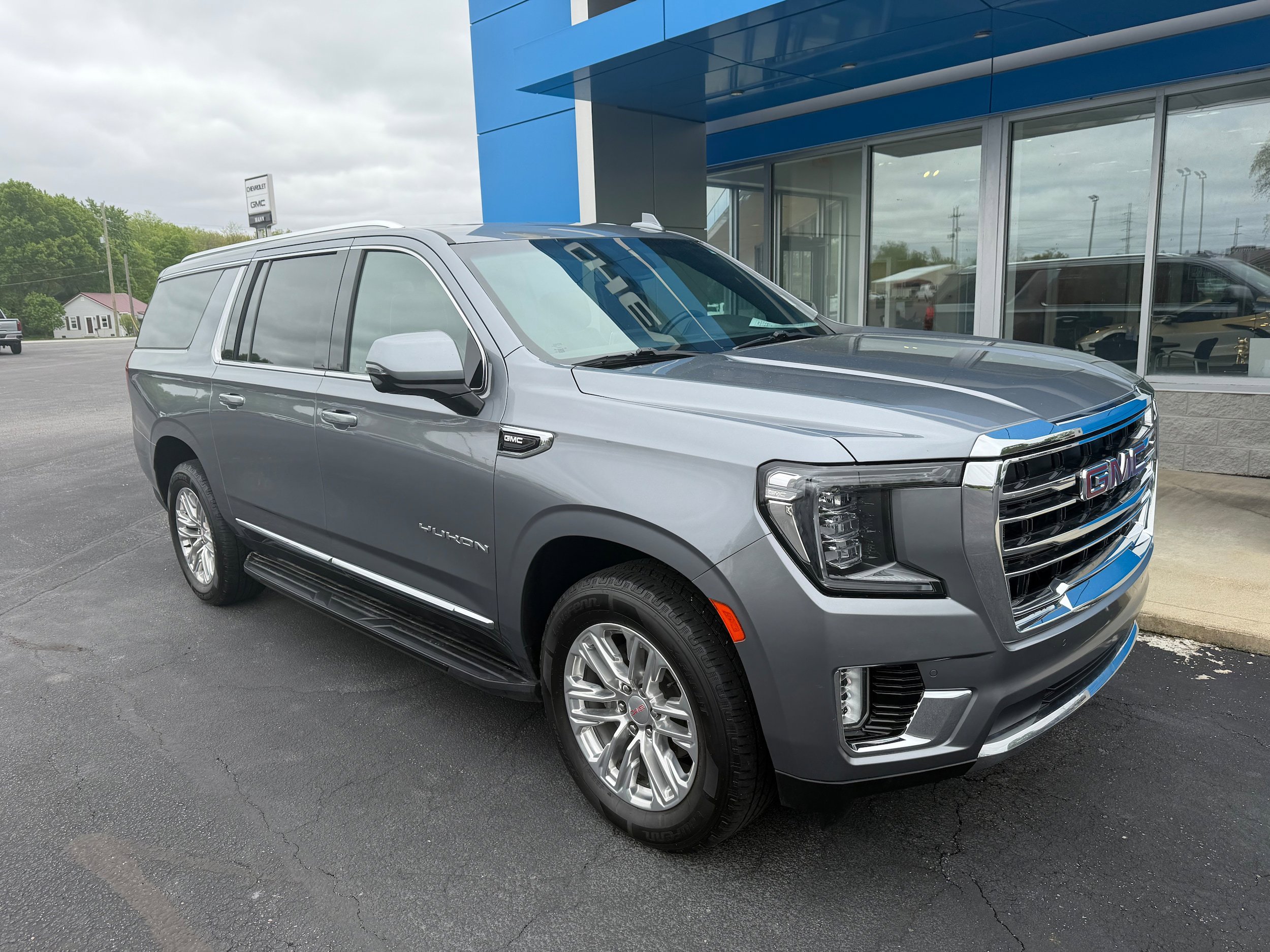 Used 2021 GMC Yukon XL SLT w/ SLT Premium Package AWD/4WD image 3