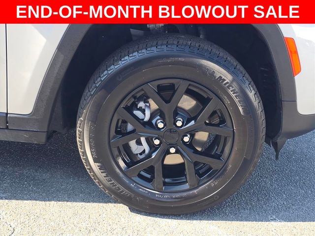 Used 2025 Jeep Grand Cherokee Altitude AWD/4WD image 14