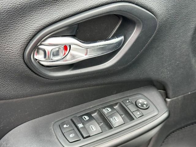 Used 2020 Jeep Cherokee Trailhawk w/ Cold Weather Group AWD/4WD image 13