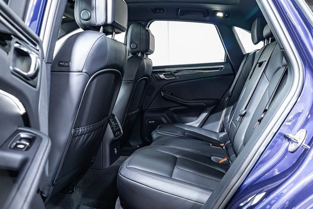 Certified 2025 Porsche Macan image 18