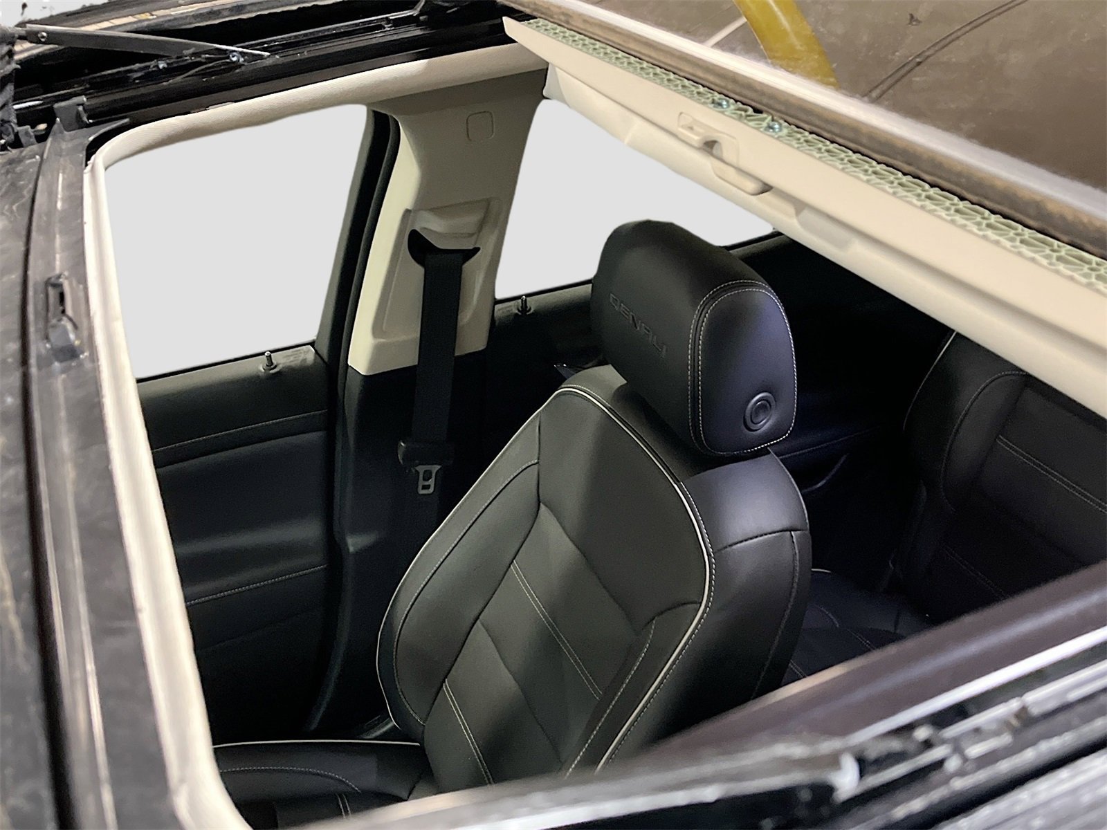 Used 2020 GMC Acadia Denali w/ Denali Ultimate Package image 23