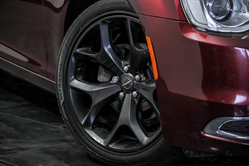 Used 2019 Chrysler 300 Touring RWD image 3
