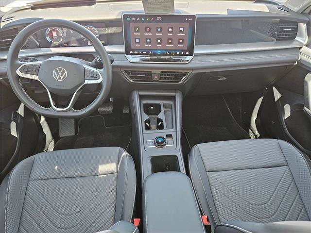 Certified 2025 Volkswagen Tiguan SE FWD image 16