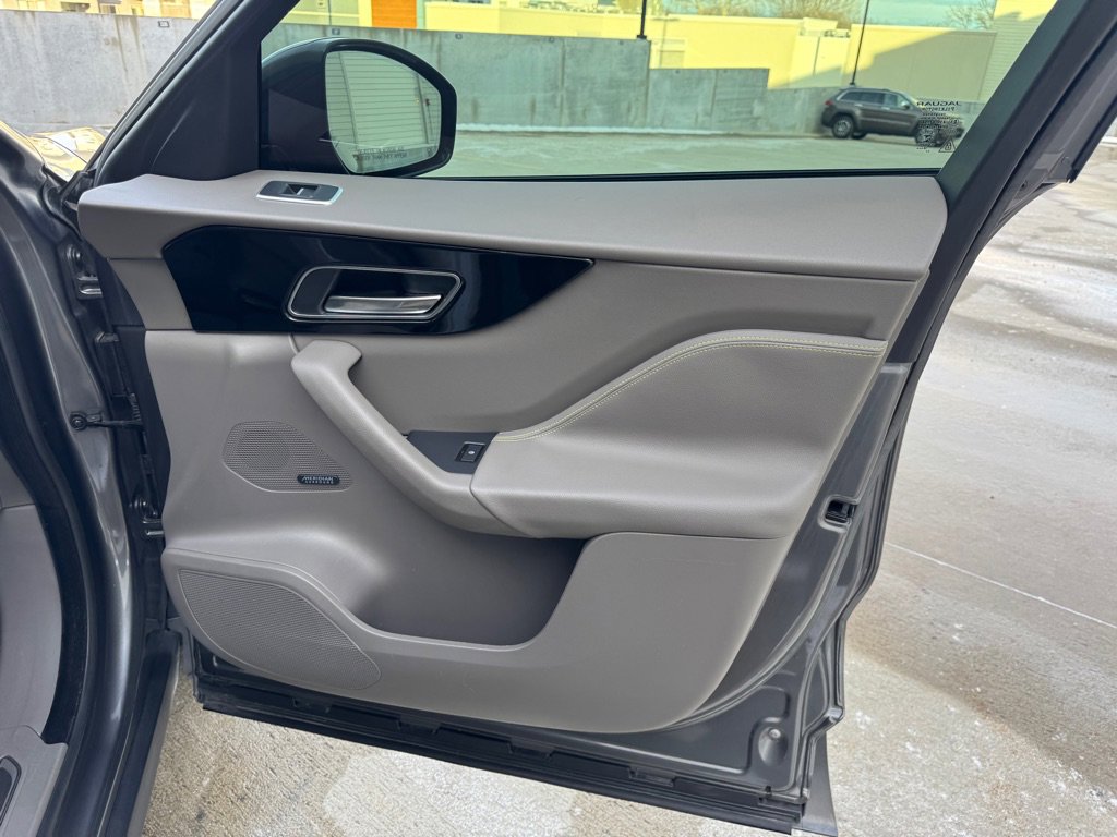 Used 2017 Jaguar F-PACE R-Sport image 32