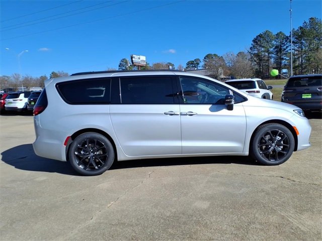 New 2026 Chrysler Pacifica Select image 2