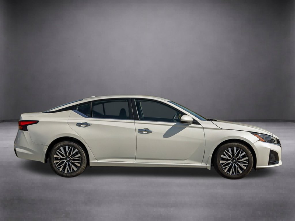 Used 2023 Nissan Altima 2.5 SV FWD image 3