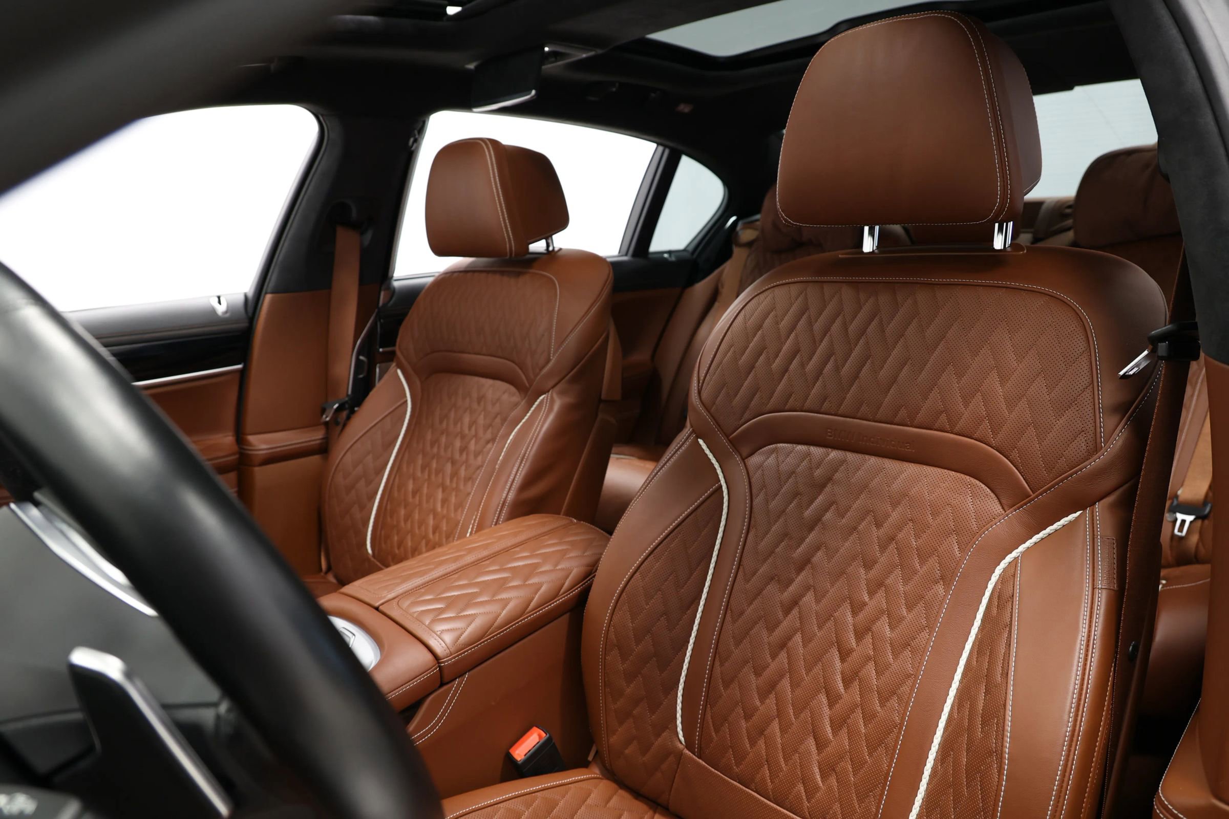 Used 2022 BMW M760i xDrive w/ Luxury Rear Seating Package image 15