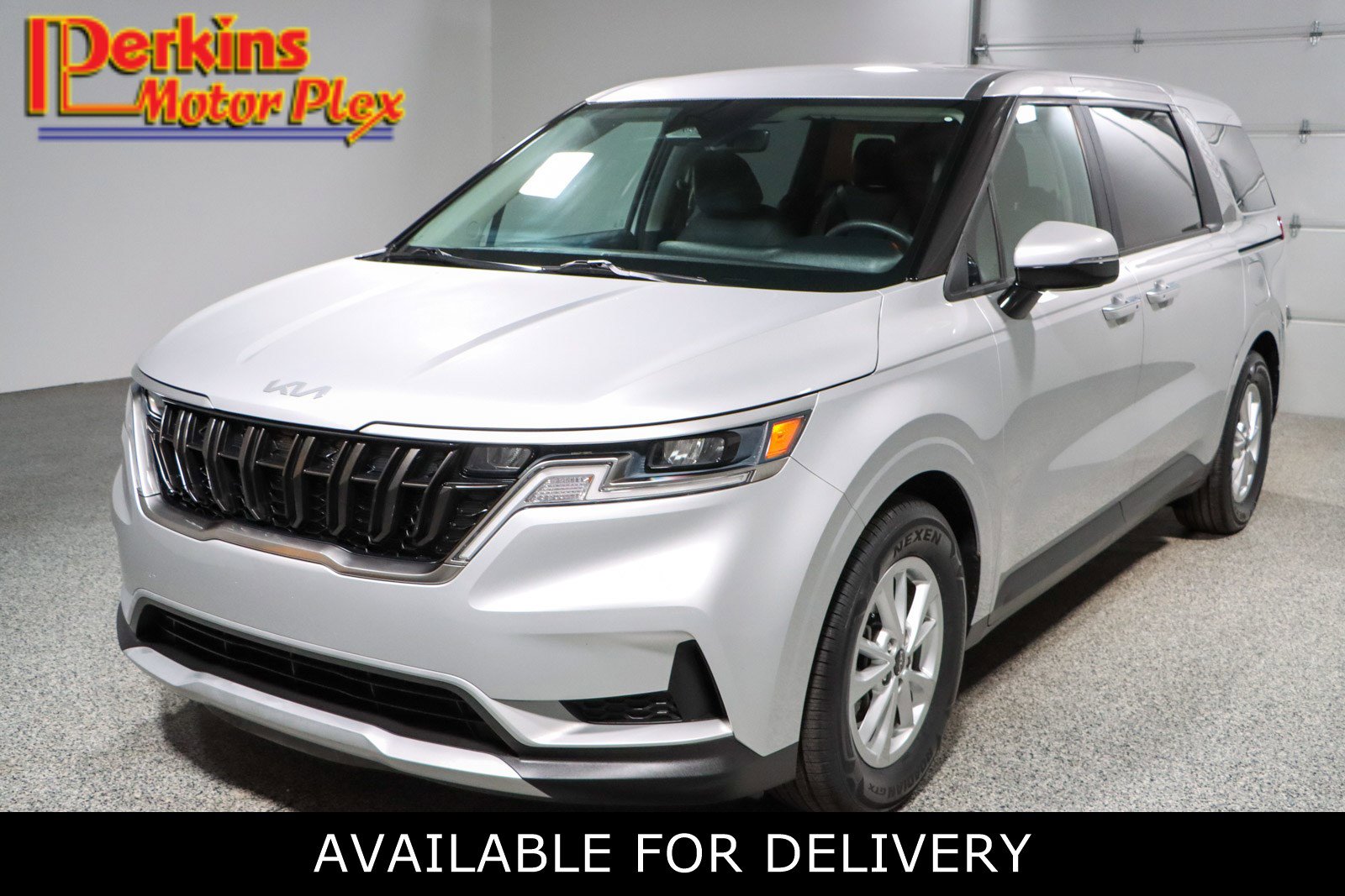 Used 2023 Kia Carnival LX image 1