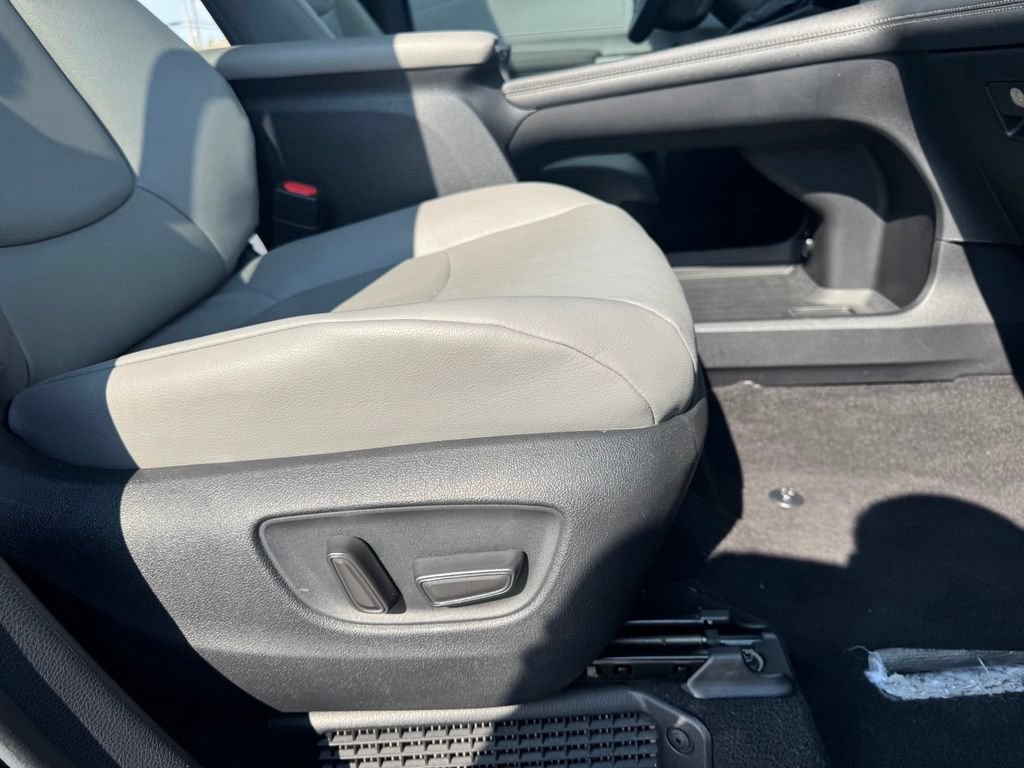 Used 2026 Toyota Sienna XLE FWD image 19