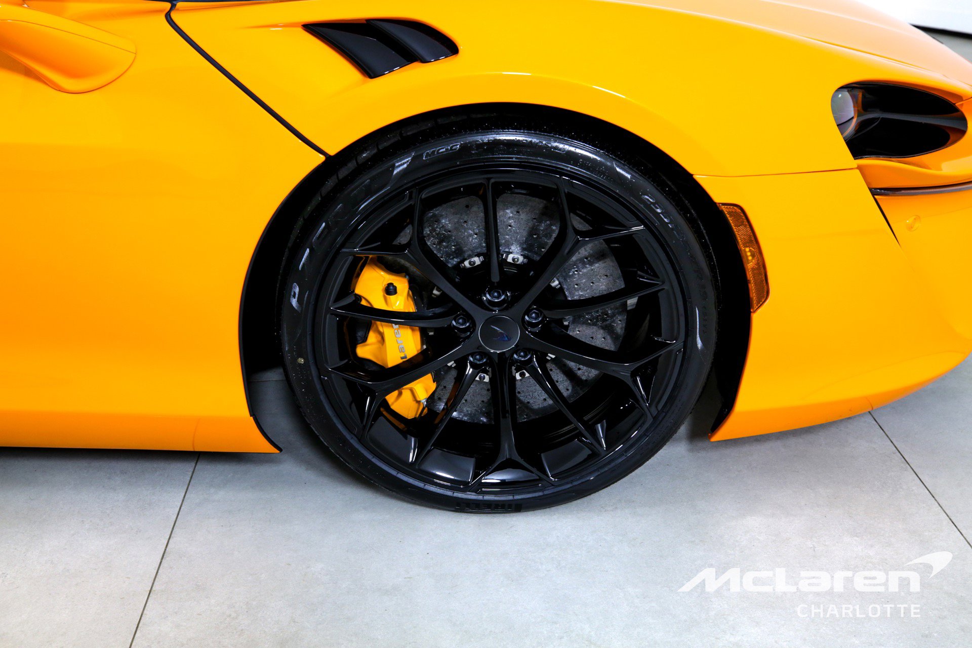 Used 2025 McLaren Artura Spider image 27