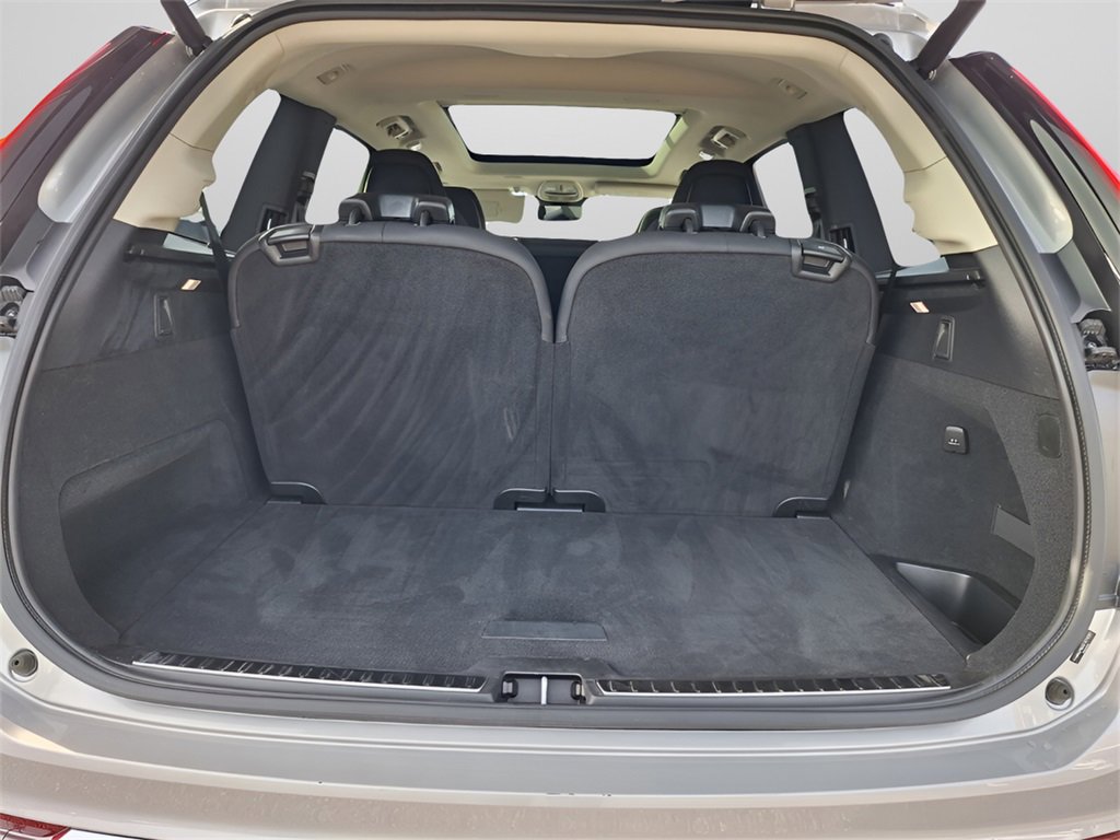 Used 2025 Volvo XC90 B6 Plus image 11