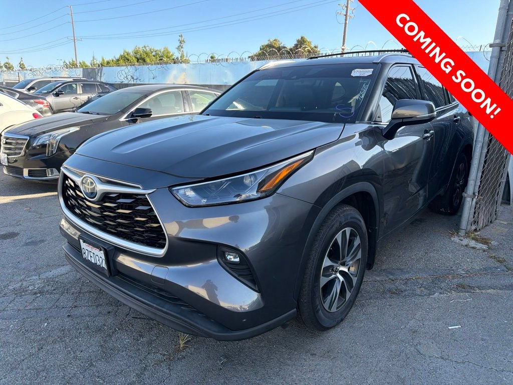 Used 2022 Toyota Highlander XLE FWD image 3