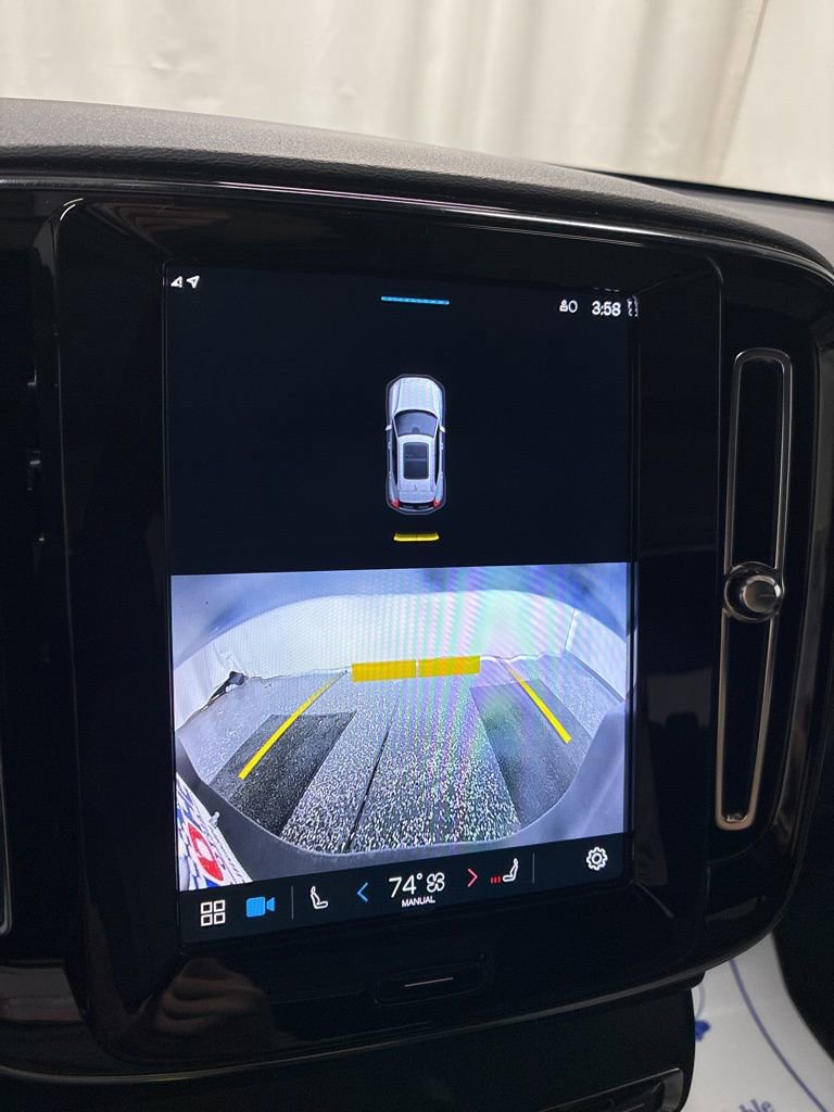 Used 2024 Volvo XC40 B5 Core image 19