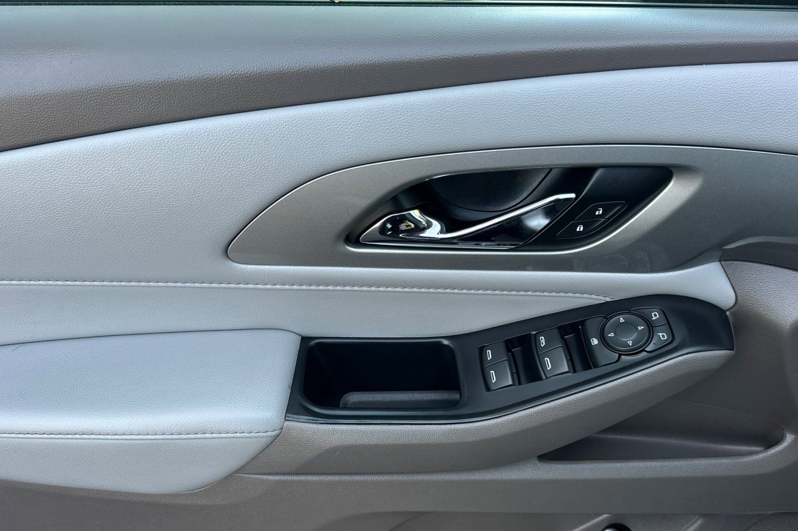 Used 2021 Chevrolet Traverse LT w/ LT Premium Package image 11