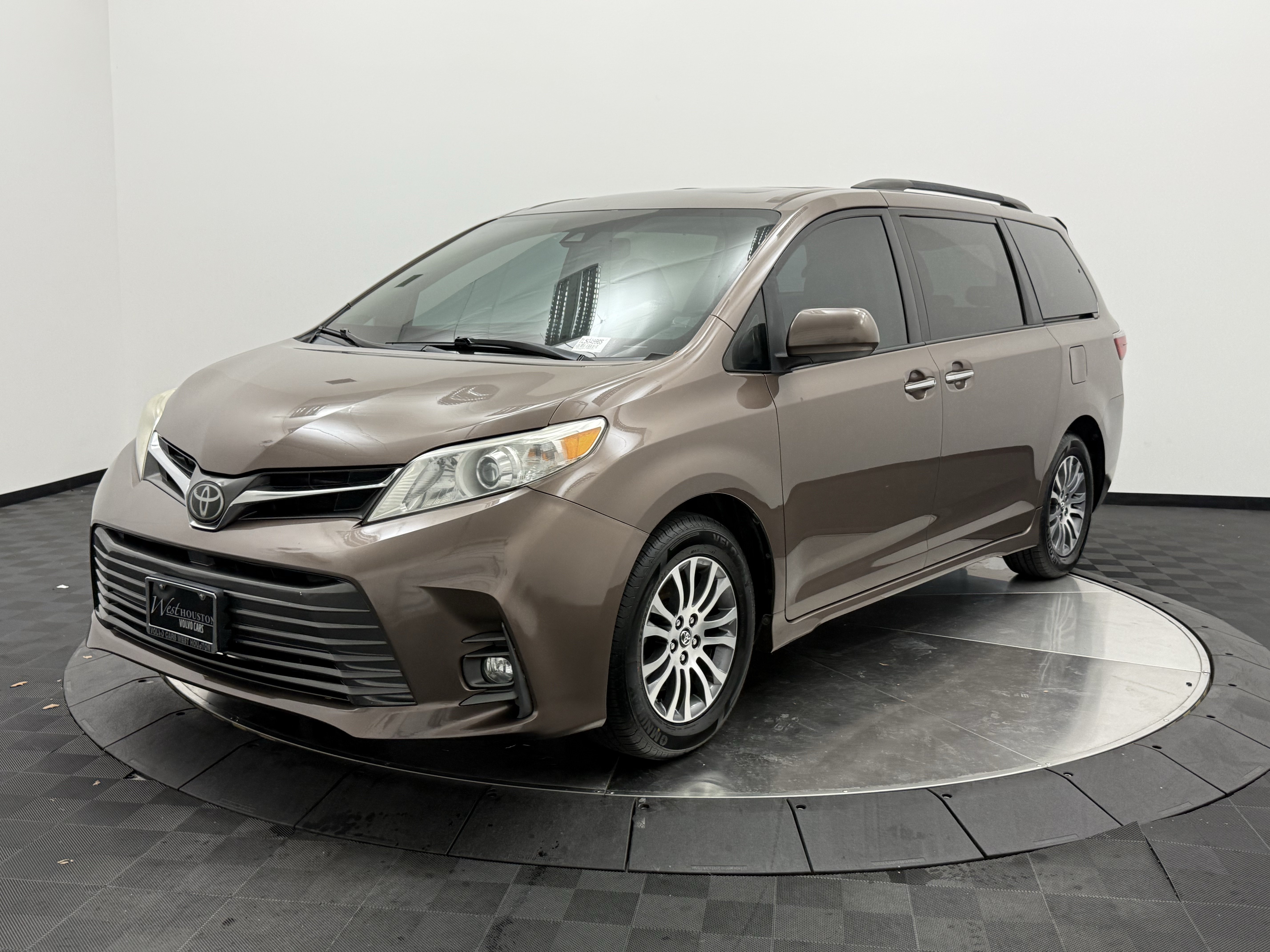 Used 2020 Toyota Sienna XLE FWD image 3