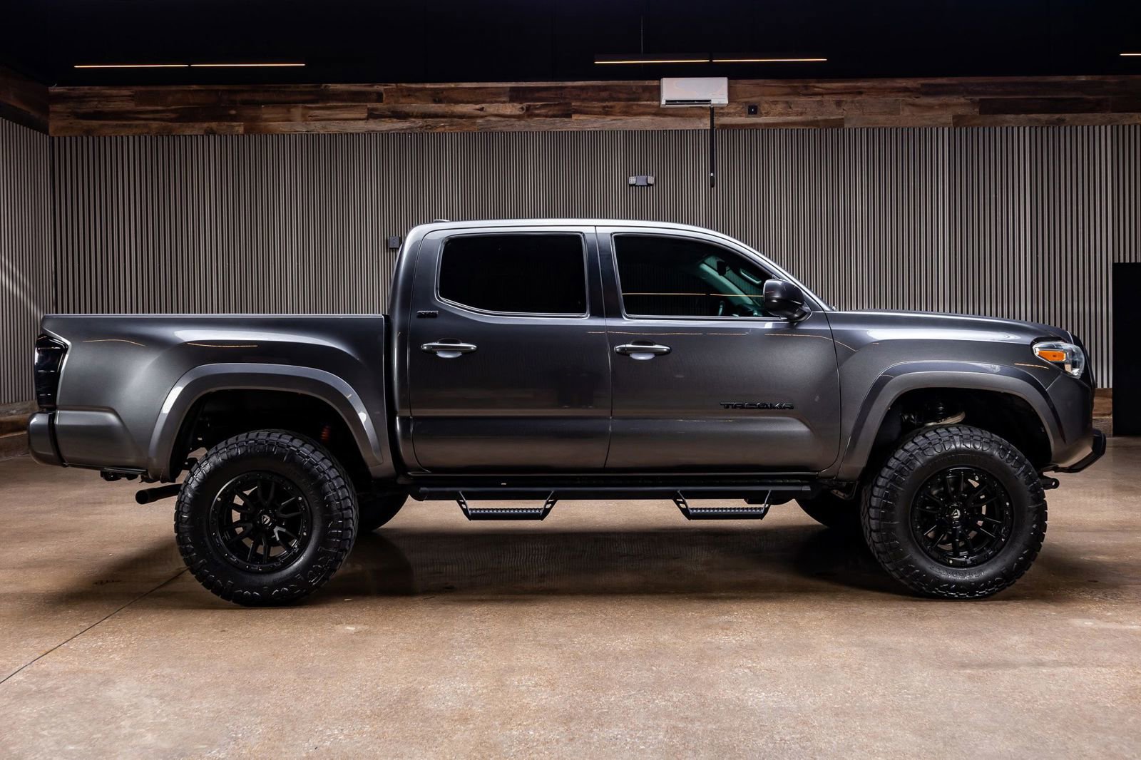 Used 2018 Toyota Tacoma SR5 AWD/4WD image 10