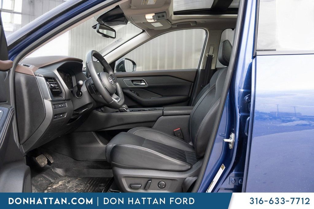 Used 2023 Nissan Rogue Platinum w/ Platinum Premium Package image 3