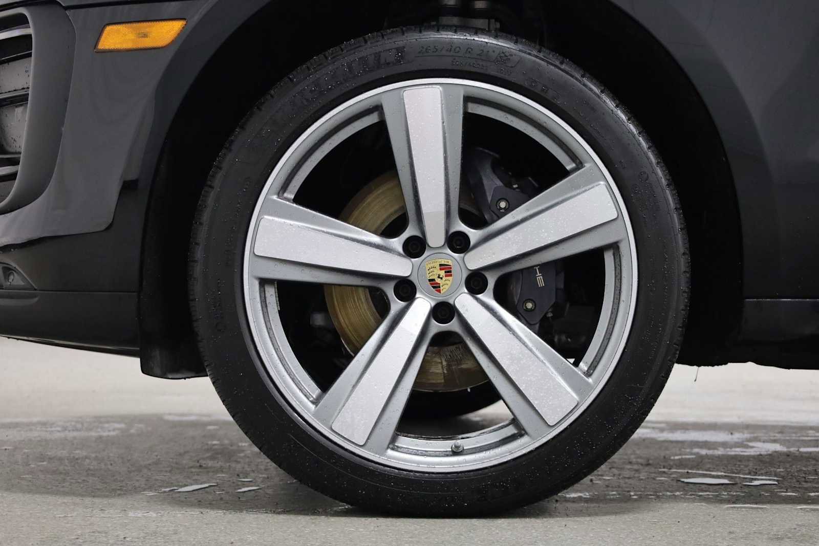 Certified 2024 Porsche Macan AWD/4WD image 40