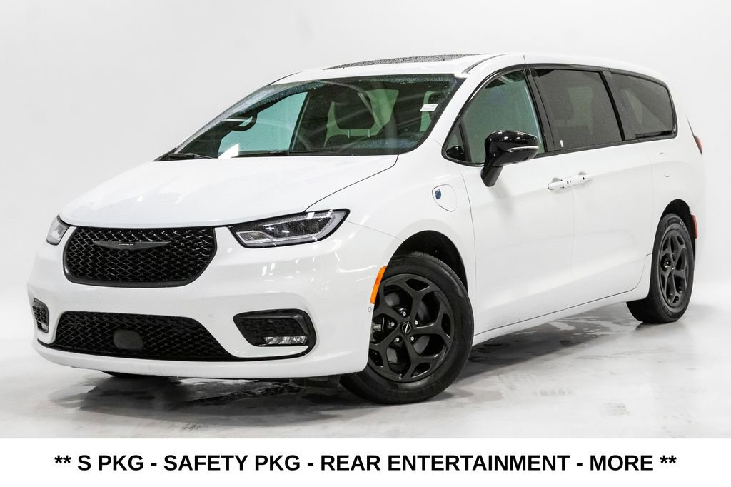 Used 2023 Chrysler Pacifica Limited w/ Uconnect Theater Family Group