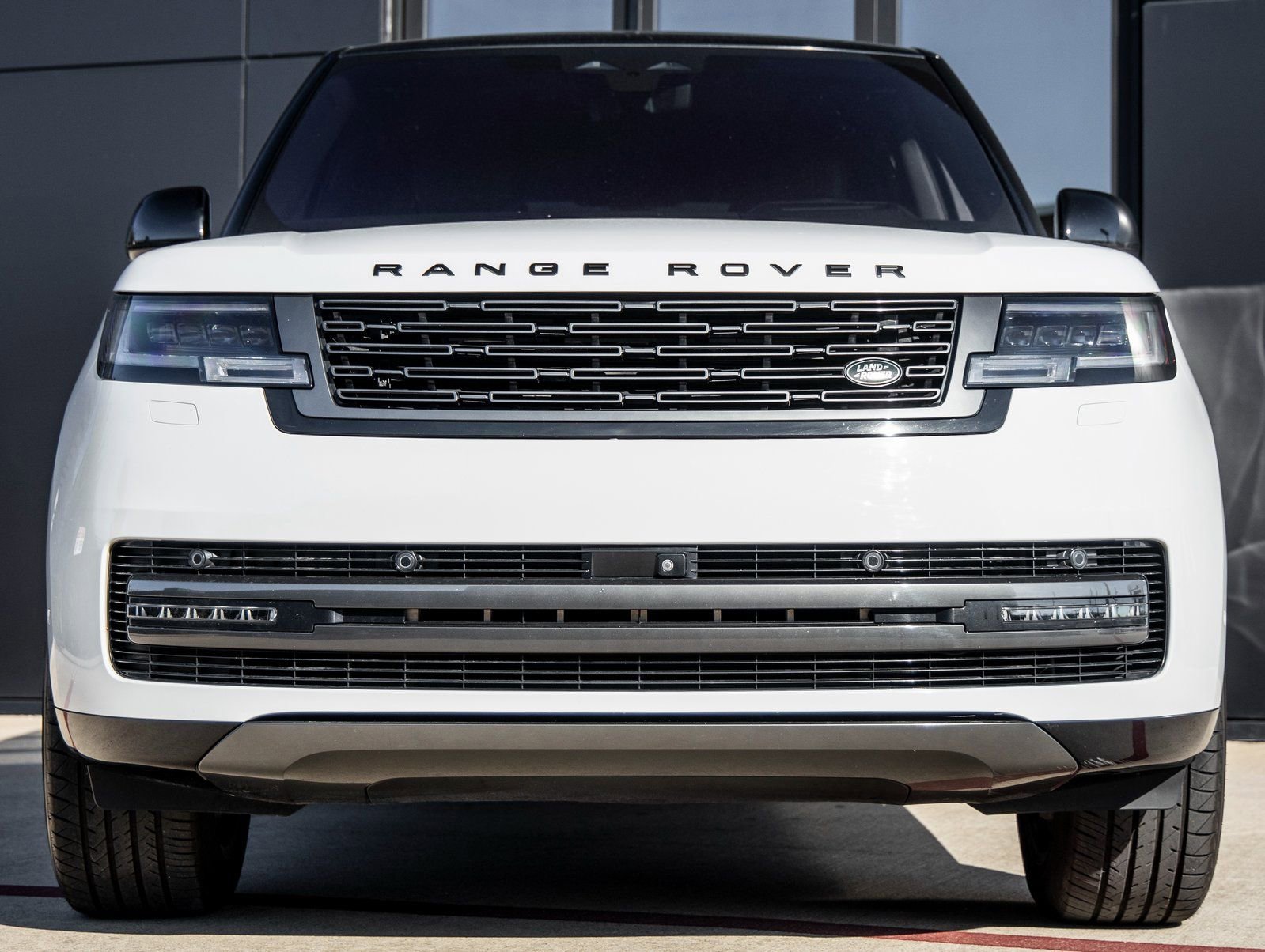 Used 2023 Land Rover Range Rover Autobiography image 4