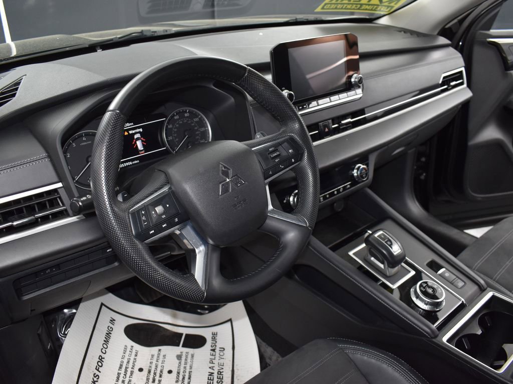 Used 2023 Mitsubishi Outlander SE image 17