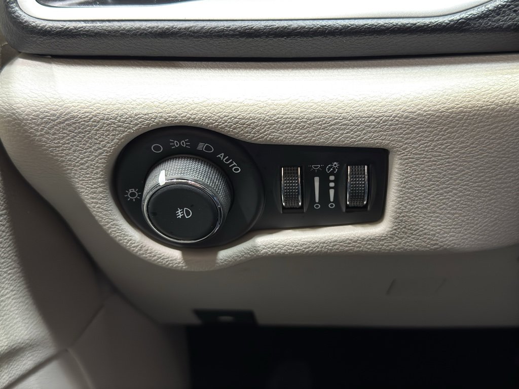 Used 2024 Chrysler Pacifica Touring-L image 32