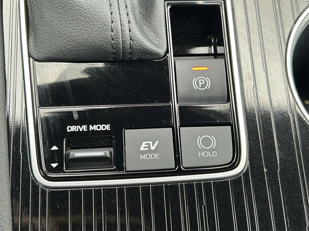 Used 2025 Toyota Sienna XSE image 36