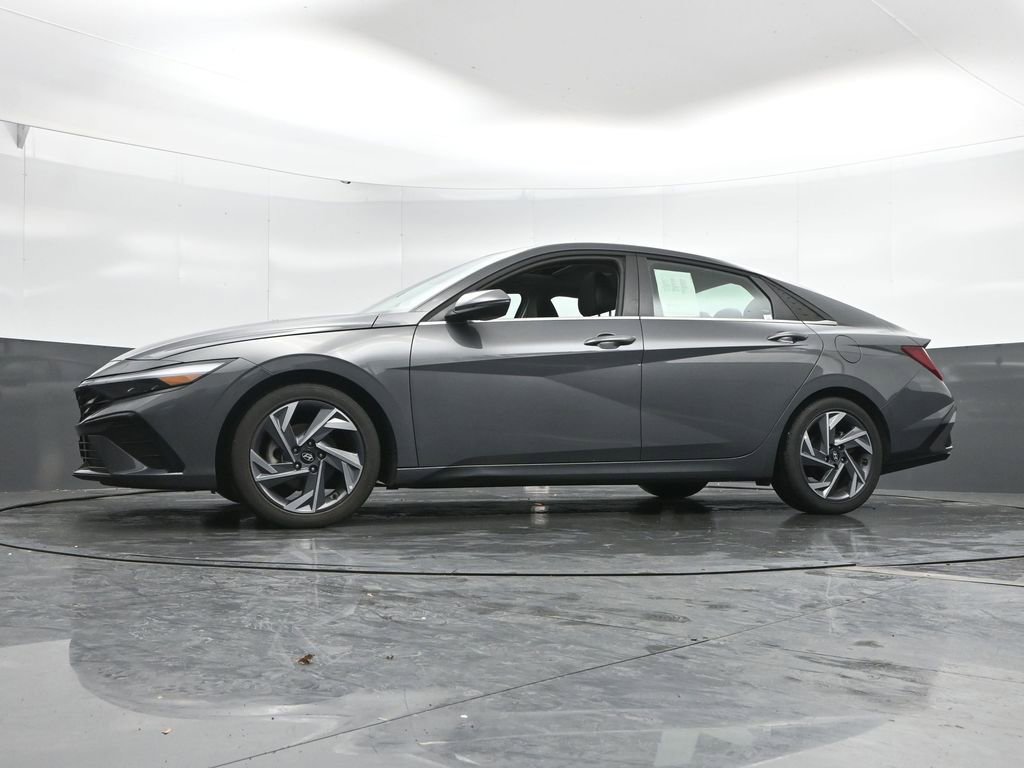 Used 2025 Hyundai Elantra Limited FWD image 46