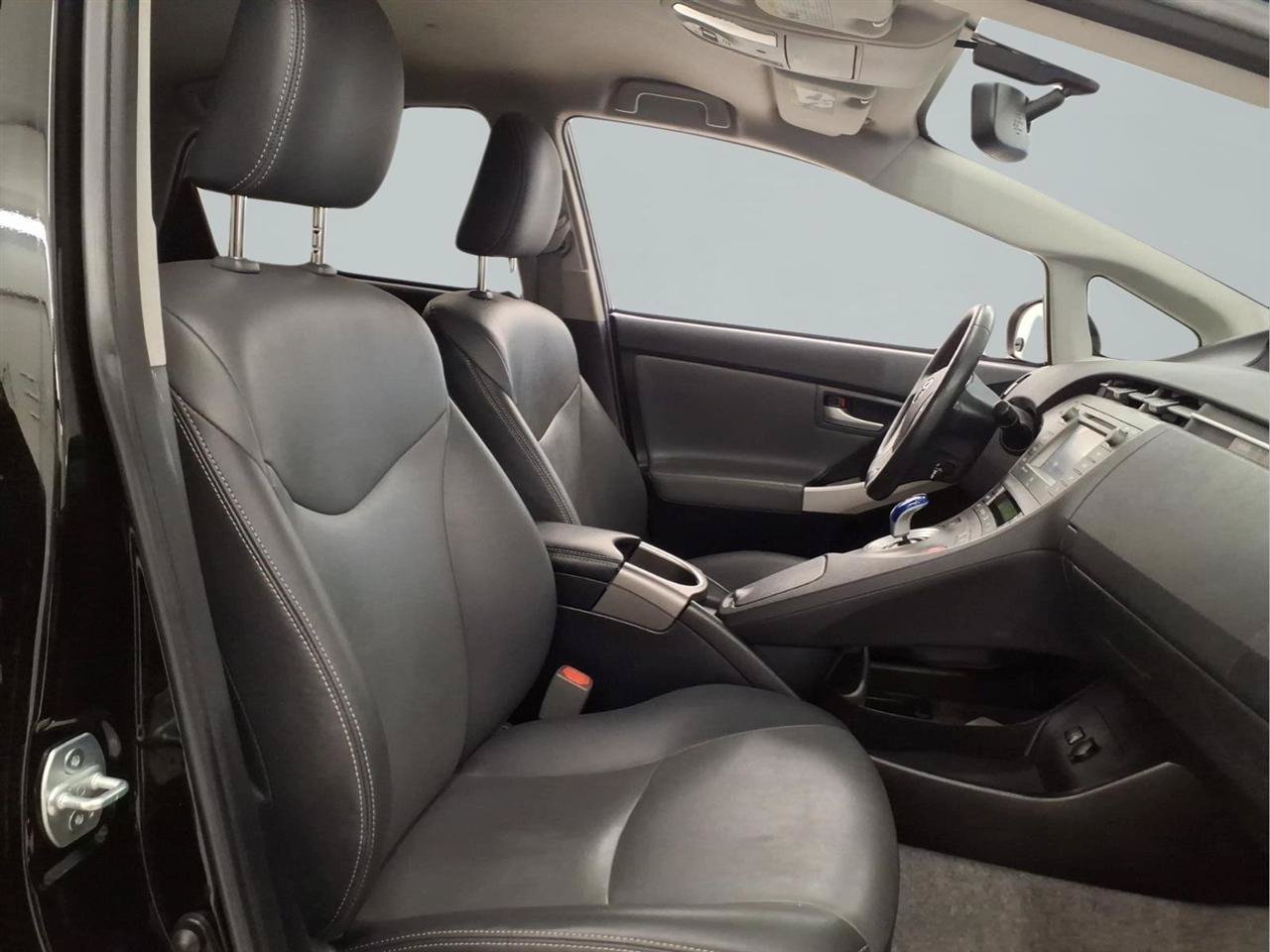 Used 2015 Toyota Prius Four FWD image 15