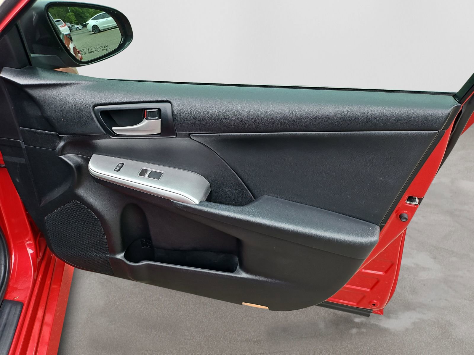 Used 2014 Toyota Camry SE w/ Moonroof Package FWD image 29