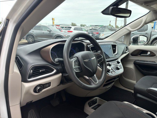 Used 2017 Chrysler Pacifica Touring w/ Tire & Wheel Group FWD image 15