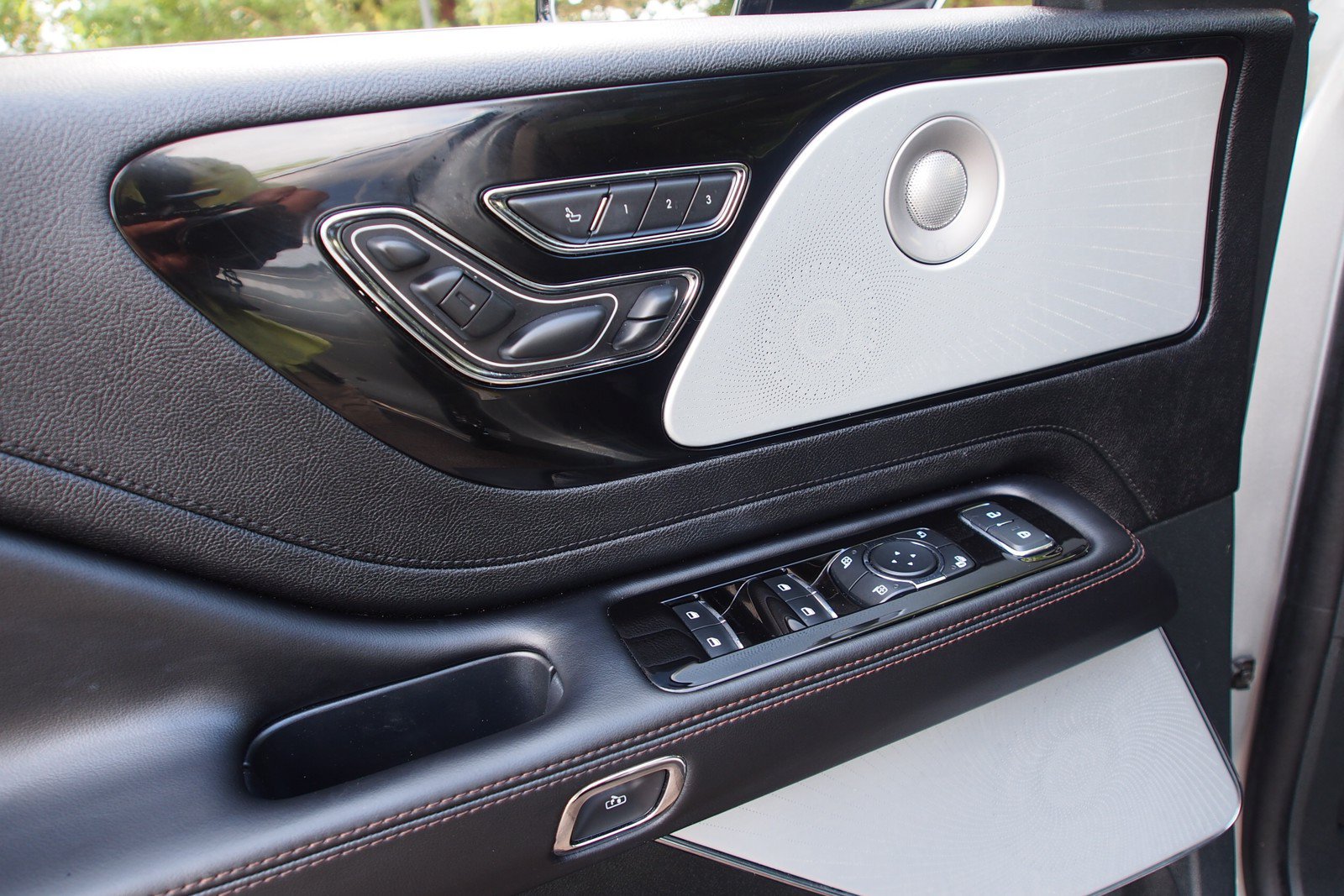 Used 2024 Lincoln Aviator Reserve w/ Equipment Group 201A RWD image 24