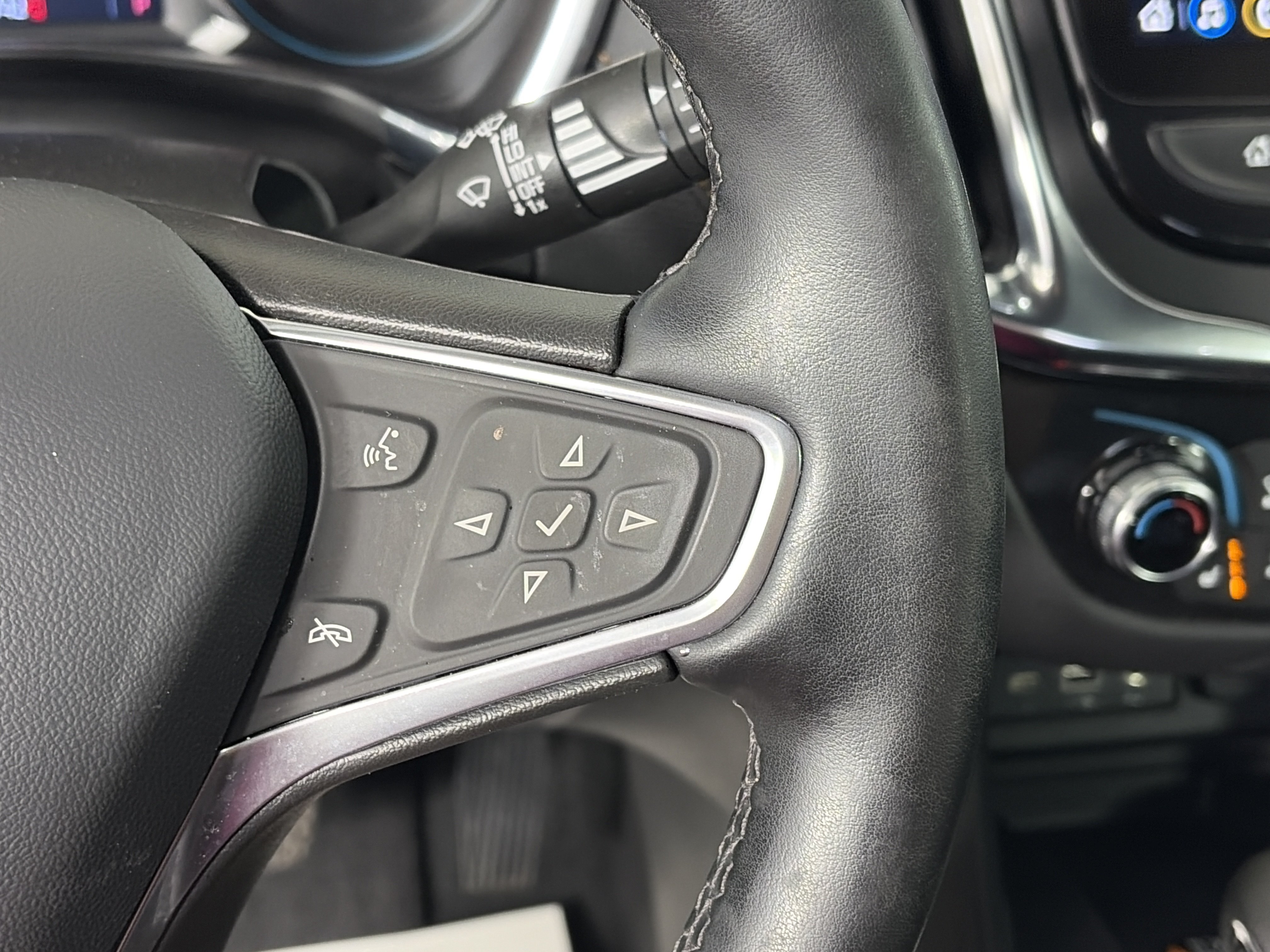Used 2023 Chevrolet Equinox Premier AWD/4WD image 31