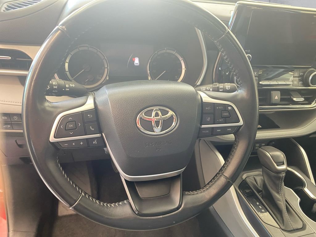 Used 2023 Toyota Highlander XLE image 9